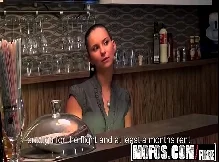 Garçonete gostosa dando o cu pro cliente