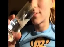 Gozando muito em um copo e dando para namorada beber