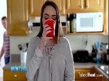 Novinha engolindo gala do padrasto