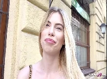 Novinha gostosa pelada dando o cu e bebendo porra
