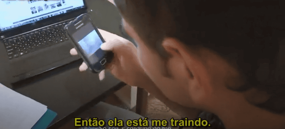 Hotwife legenda com corno assistindo a esposa com outro macho safado e bem dotado. Certamente esse corno manso adora ver a sua linda esposa se divertindo com a pica dura de outro macho. Quando a esposa goza com outro macho o tesão dele fica a mil.