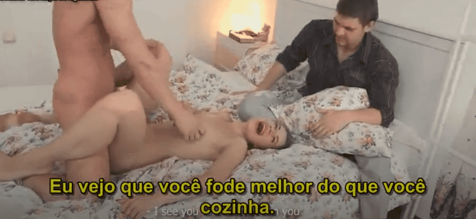 Hotwife legenda com corno assistindo a esposa com outro