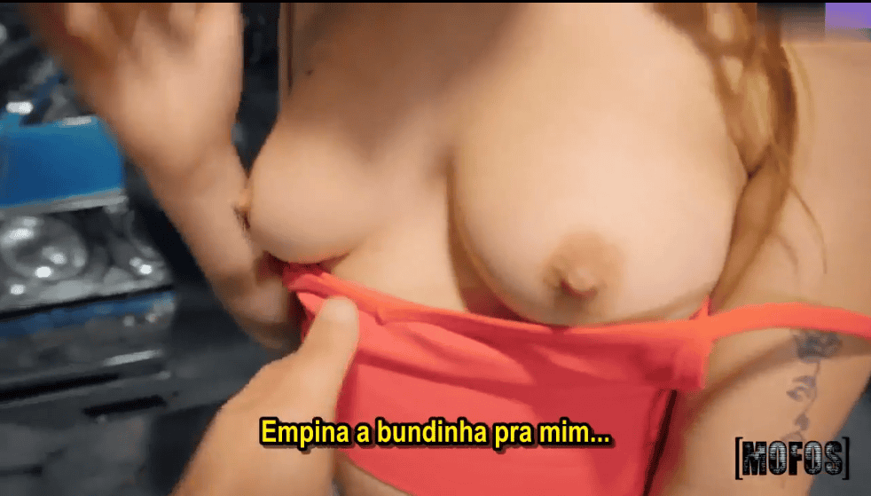 Sites pornos legendado com mecânico fudendo cliente peituda. Os seios dessa garota são grandes naturalmente.