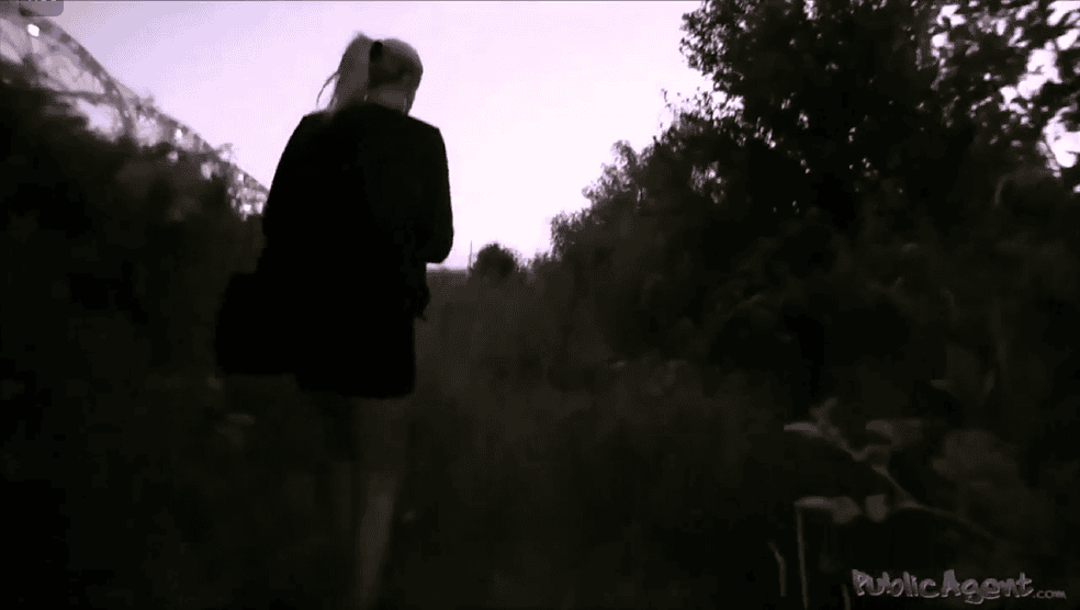 Video pornô legendado fudendo a loira no mato sem dó. No caminho indo para o mato ela só conseguia pensar em pica.