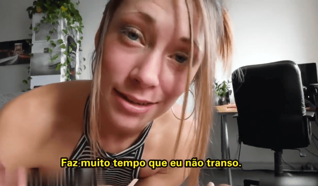 Ponolegendado com irmã se preparando pra chupar a pica preta do irmão tarado.