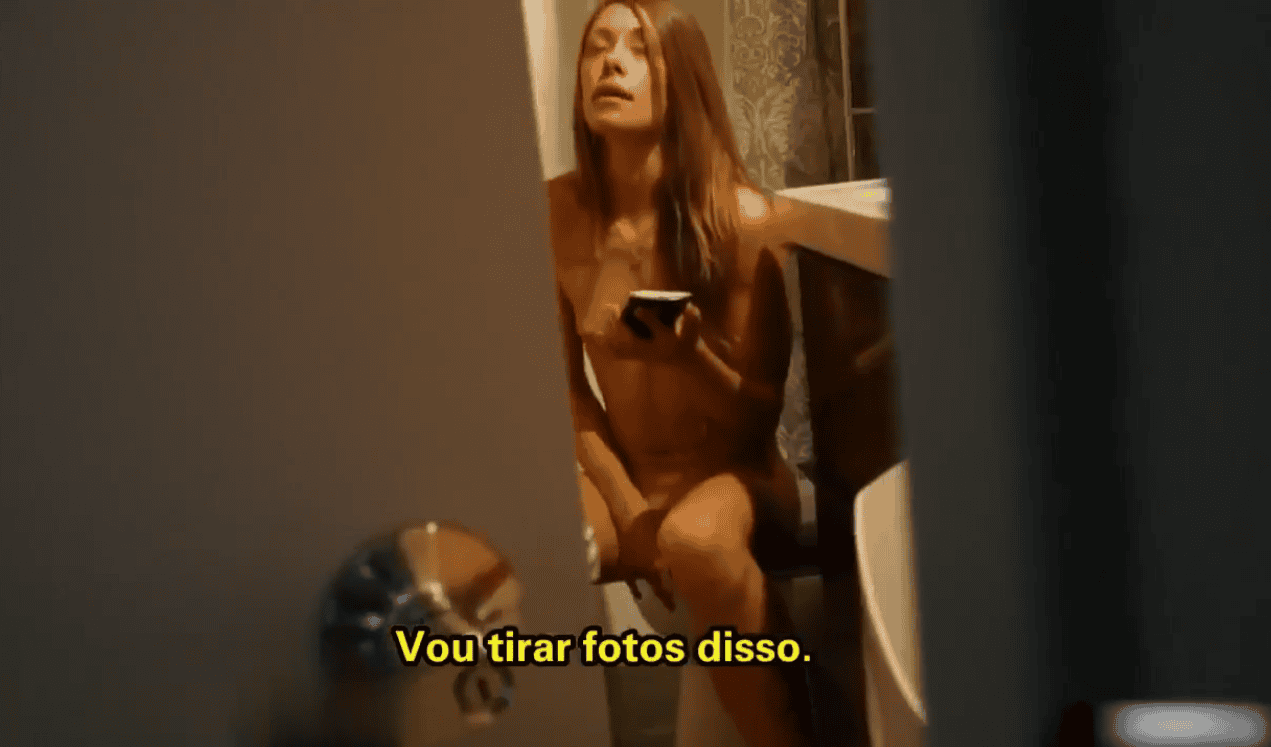 Ponolegendado com irmã tocando siririca dentro do banheiro, sem saber que estava sendo espionada.