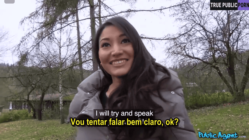 Pornolegenda com asiática gata ganhando um pau de presente e adorando porque ele era lindo e gostoso de chupar como ela gosta.