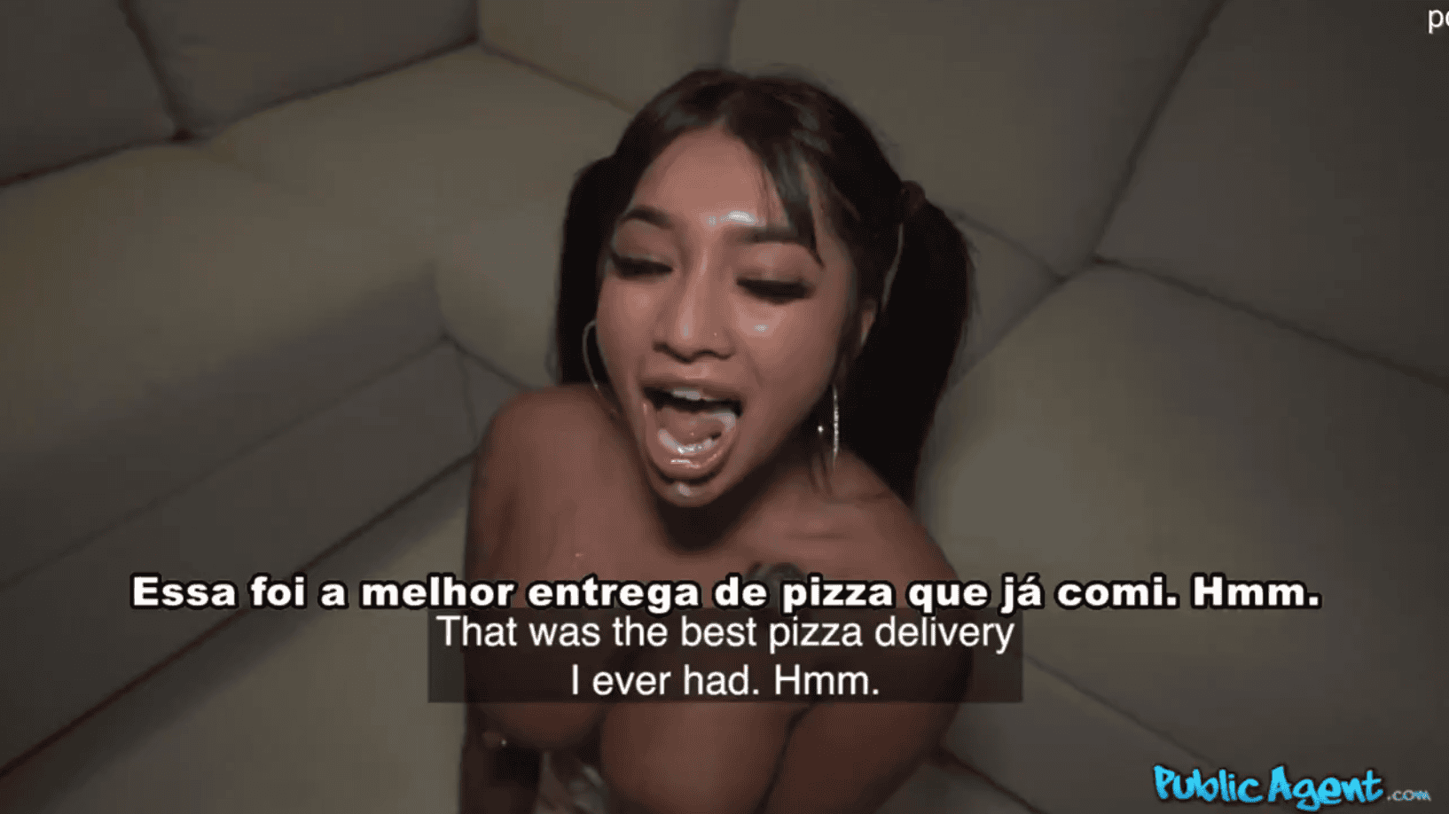 Pornografia legendado com a entregadora de pizza deixando gozar gostoso dentro da boca.