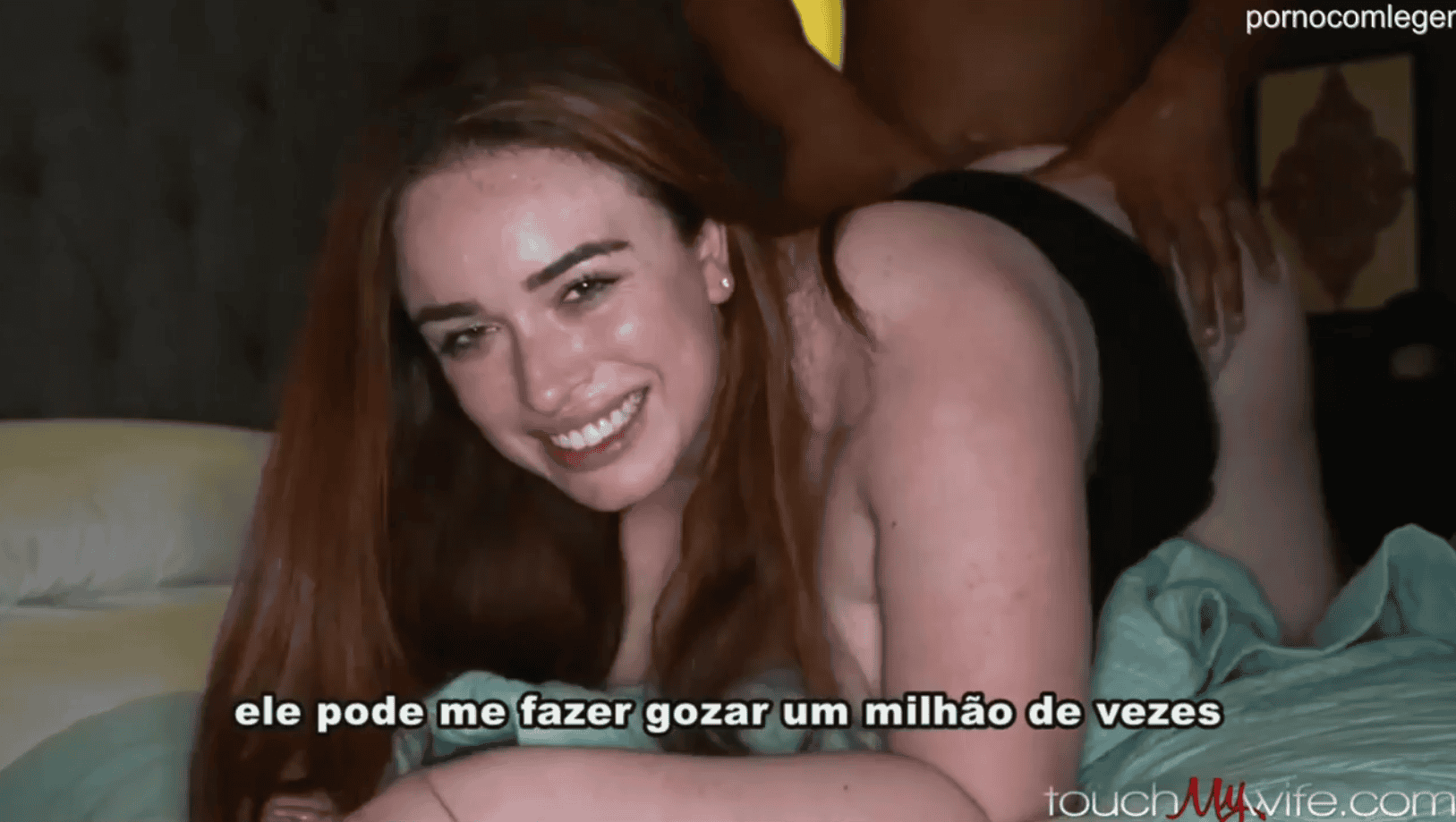 Casada traindo legendado dando de quatro gozando gostoso no pau preto do negão.