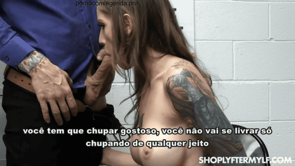 Pornlegendado casada chupando o pau do segurança para não ser preso por ele.