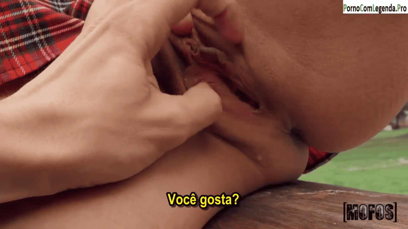 Sexo legendado com universitária estudando como se faz para dar uma gozada gostosa.