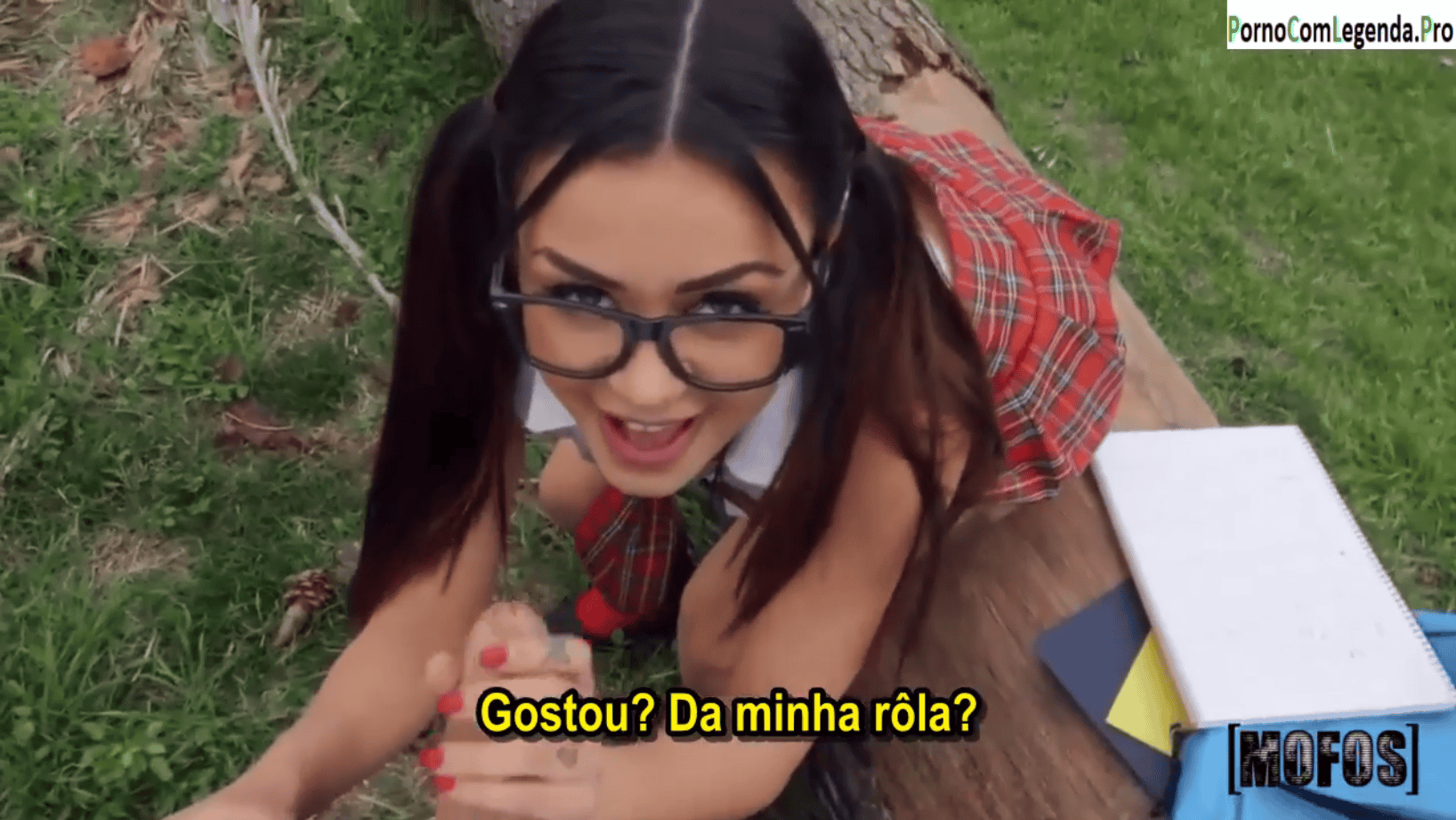 Sexo legendado com universitária estudando como se faz aquele boquete gostoso e molhado.