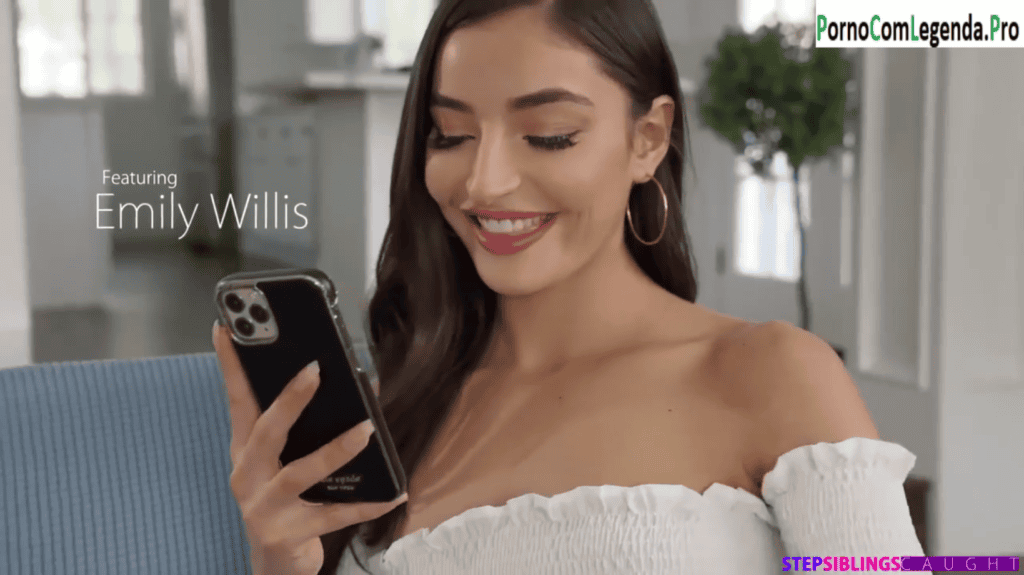 Xvideos legendado com Emily Willis excitada ouvindo a conversa do irmão com o amigo dele.