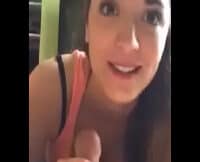 Onlyfans site com novinha pagando boquete sorrindo