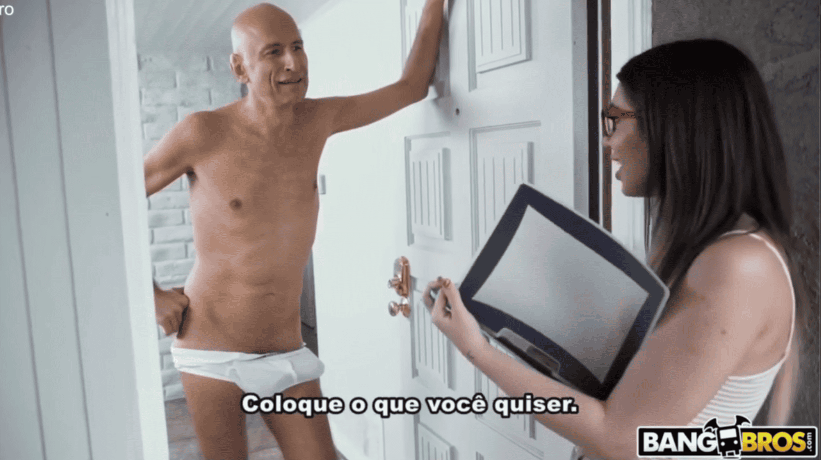Pornoclegenda vendedora gostosa toda excitada percebendo o volume na cueca do cliente.