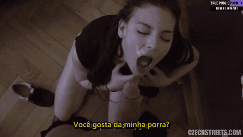 Pornocomlegemda com estudante dando o cu e bebendo porra quentinha bem grossa do pau do safado.