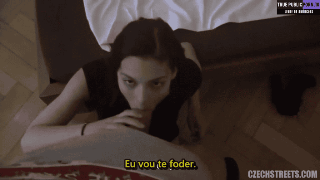 Pornocomlegemda com estudante dando o cu por dinheiro e chupando o pau com gosto de bunda.