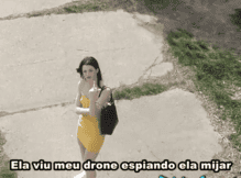 Vídeos eróticos legendado usando drone para espiar a gata mijando