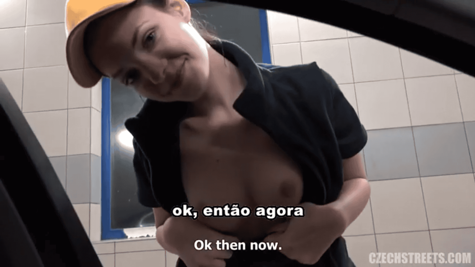 Menina no serviço traindo o namorado(Pornô Legendado), chupando o chefe debaixo da mesa, gemendo alto para não ser pega.