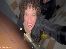 Fudendo gostoso no banheiro publico