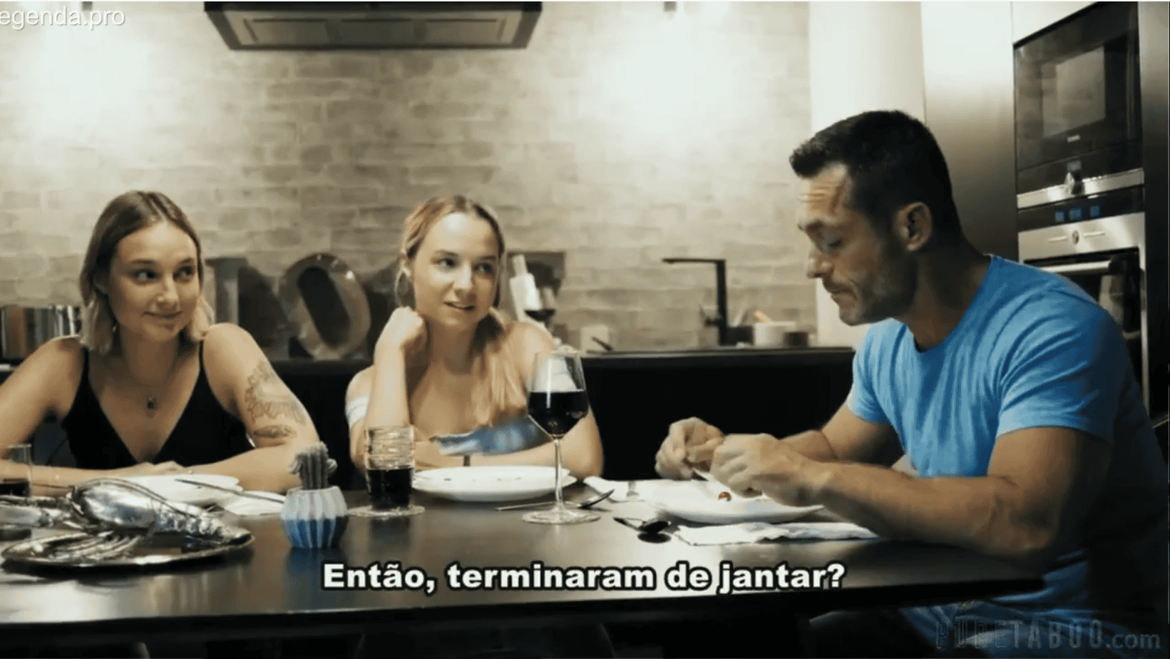 Fudendo a amiga da filha em um pornô legendado onde a vadia goza para valer no cacete duro.