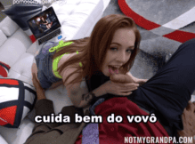 Pornocomlegenda avô assistindo pornô com a netinha