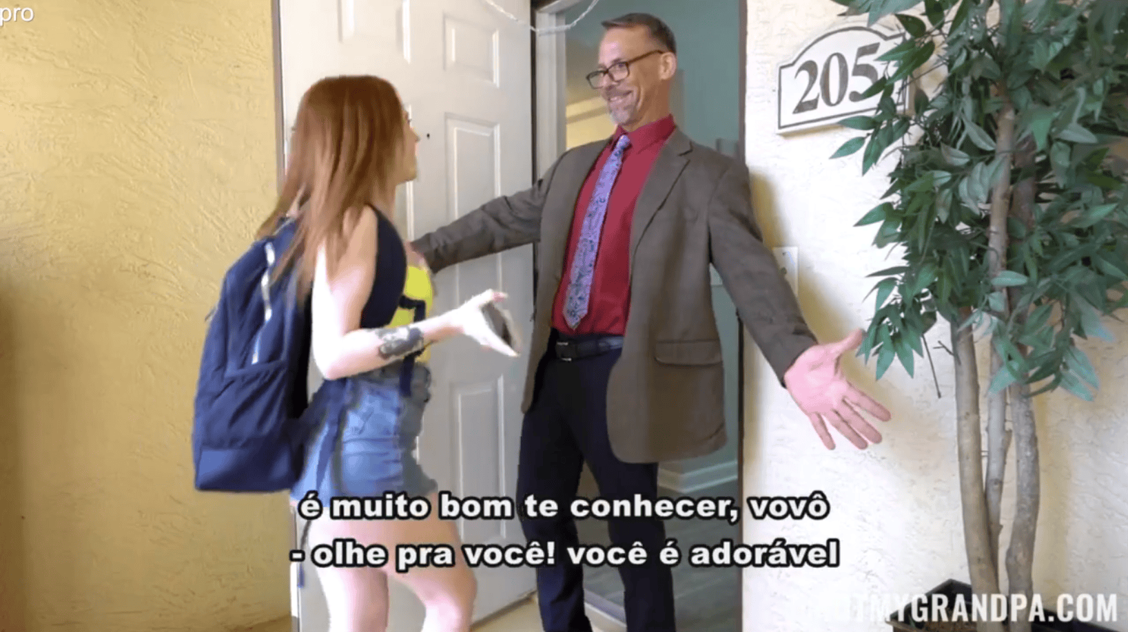 Pornocomlegenda avô assistindo pornô com a netinha que é uma magrinha linda de mais.