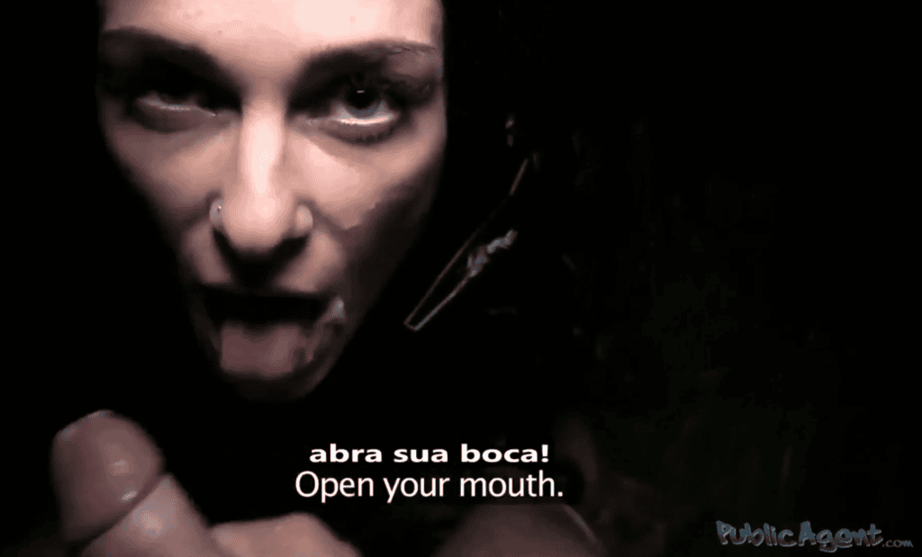 Traindo o namorado no pornô com legenda onde recebe uma gozada gostosa na boquinha linda.