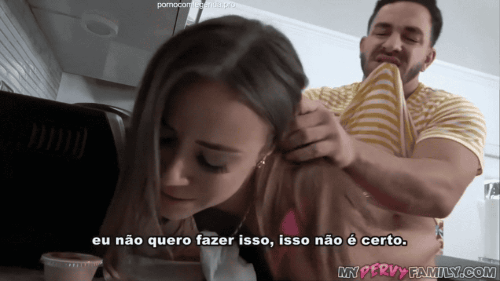 Madrasta gostosa sendo fodida pelo enteado no sexo legenda deixando ele enfiar o pau enorme dentro da bucetinha quentinha.