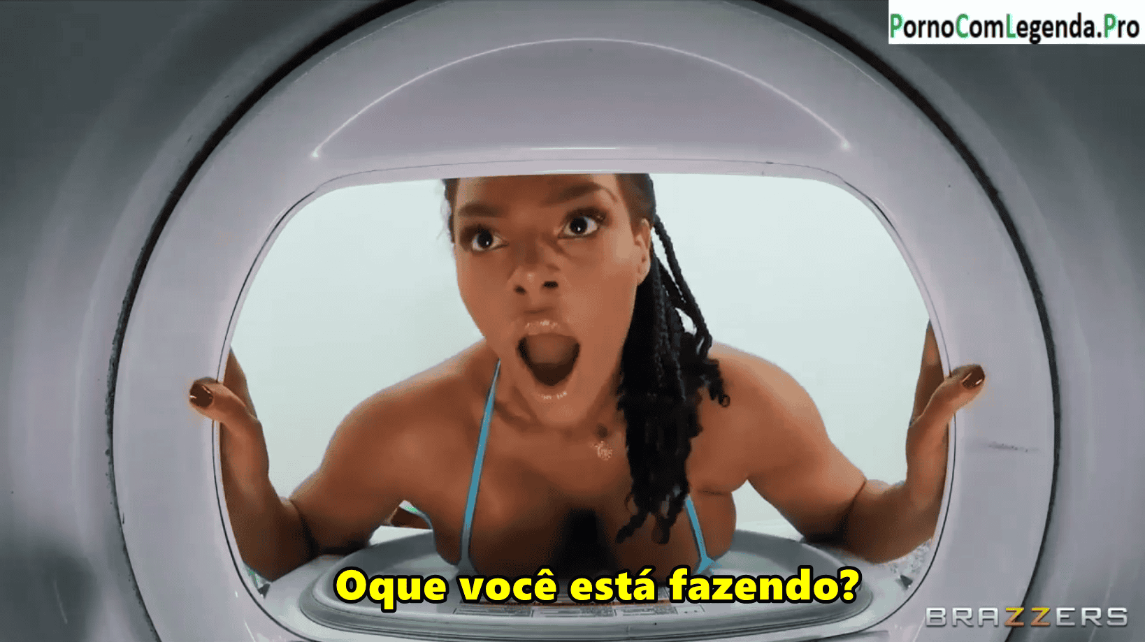 Porno com legend fudendo a empregada na lavanderia, socando na bucetinha.