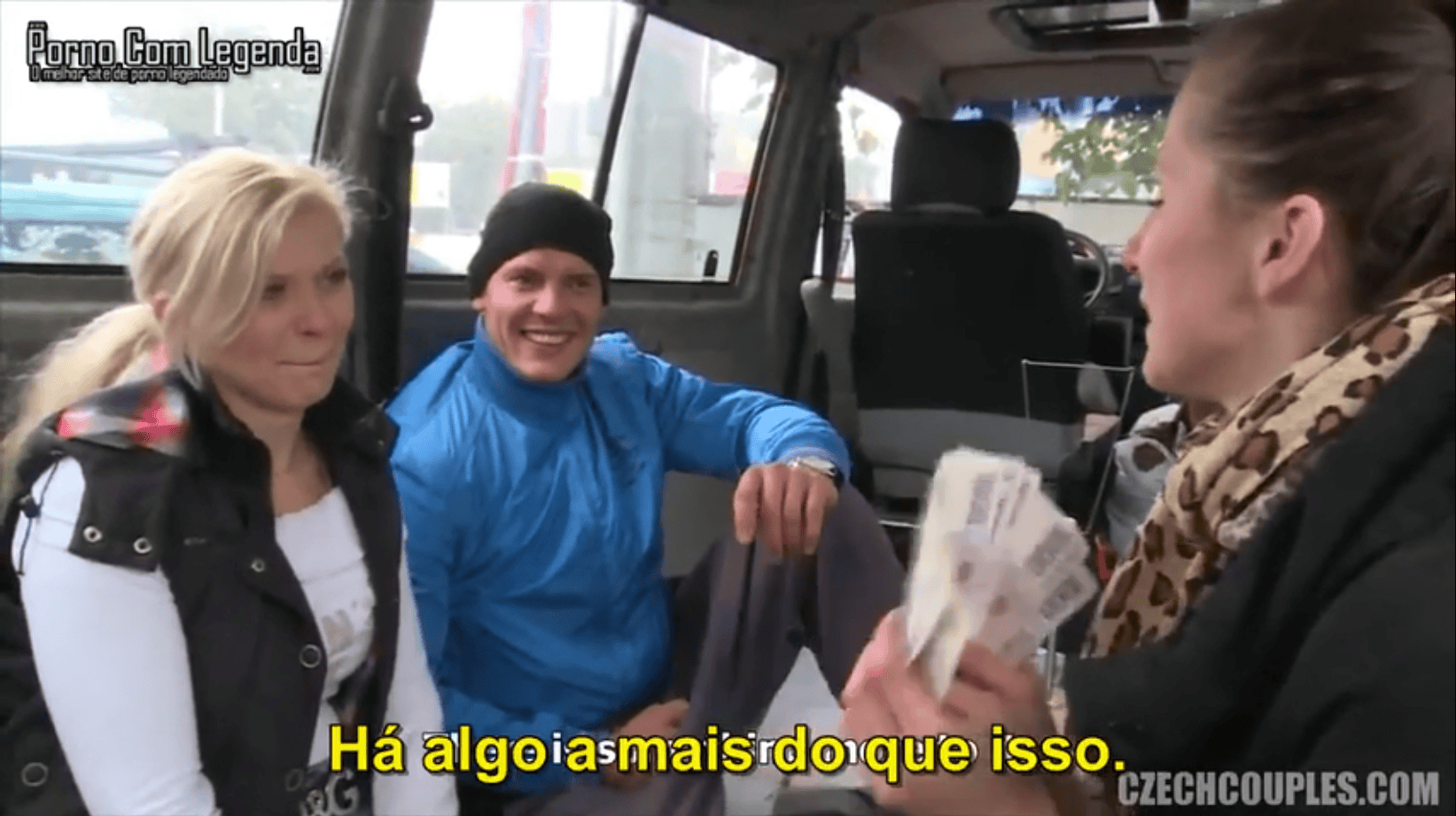 Troca de casais legendado onde um casal aceita grana para fuder com o outro.