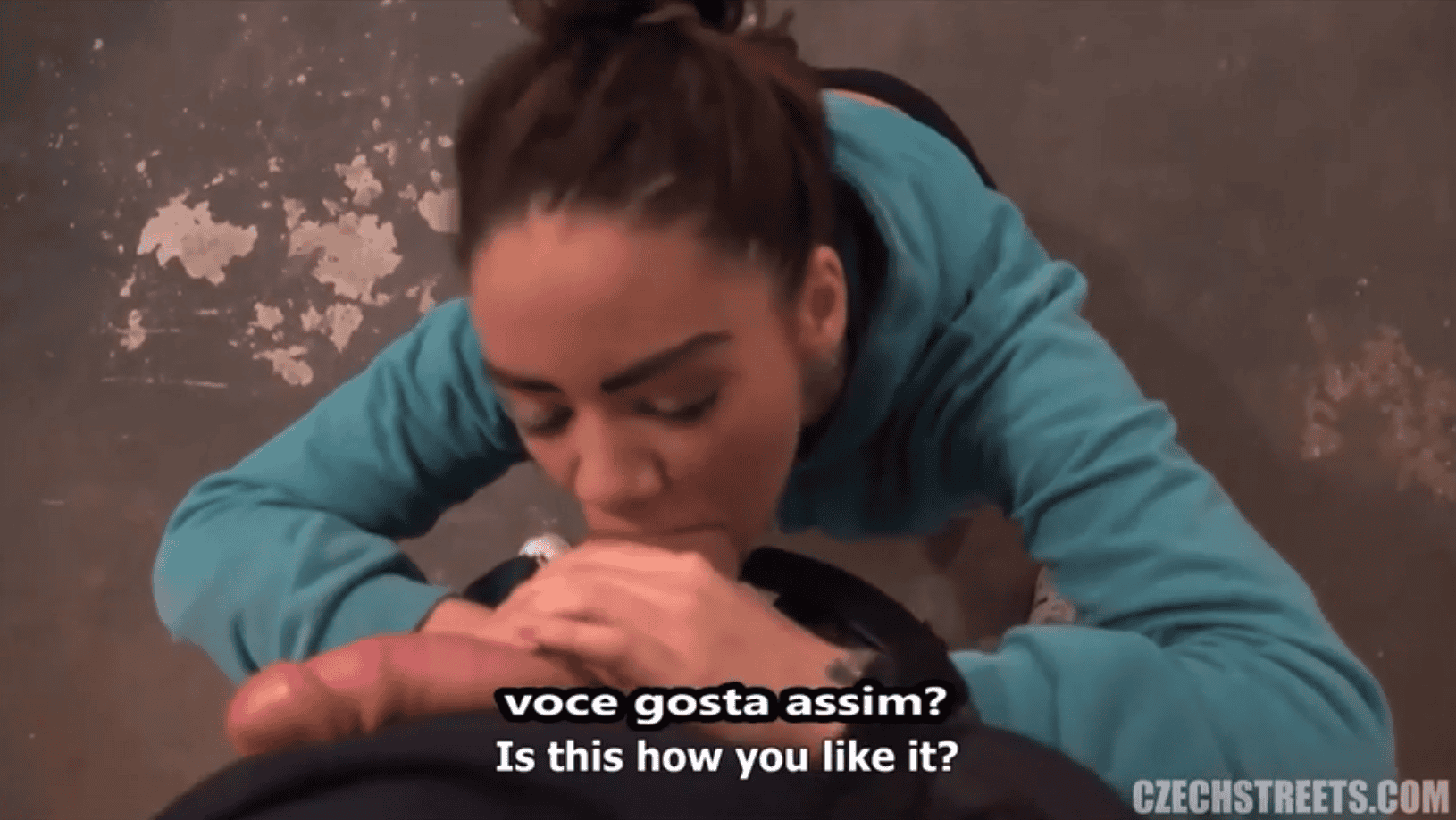 Pagou para fuder e mijar na esposa do corno (sexo legenda). Ela no sexo começou chupando as bolas como uma boa puta.