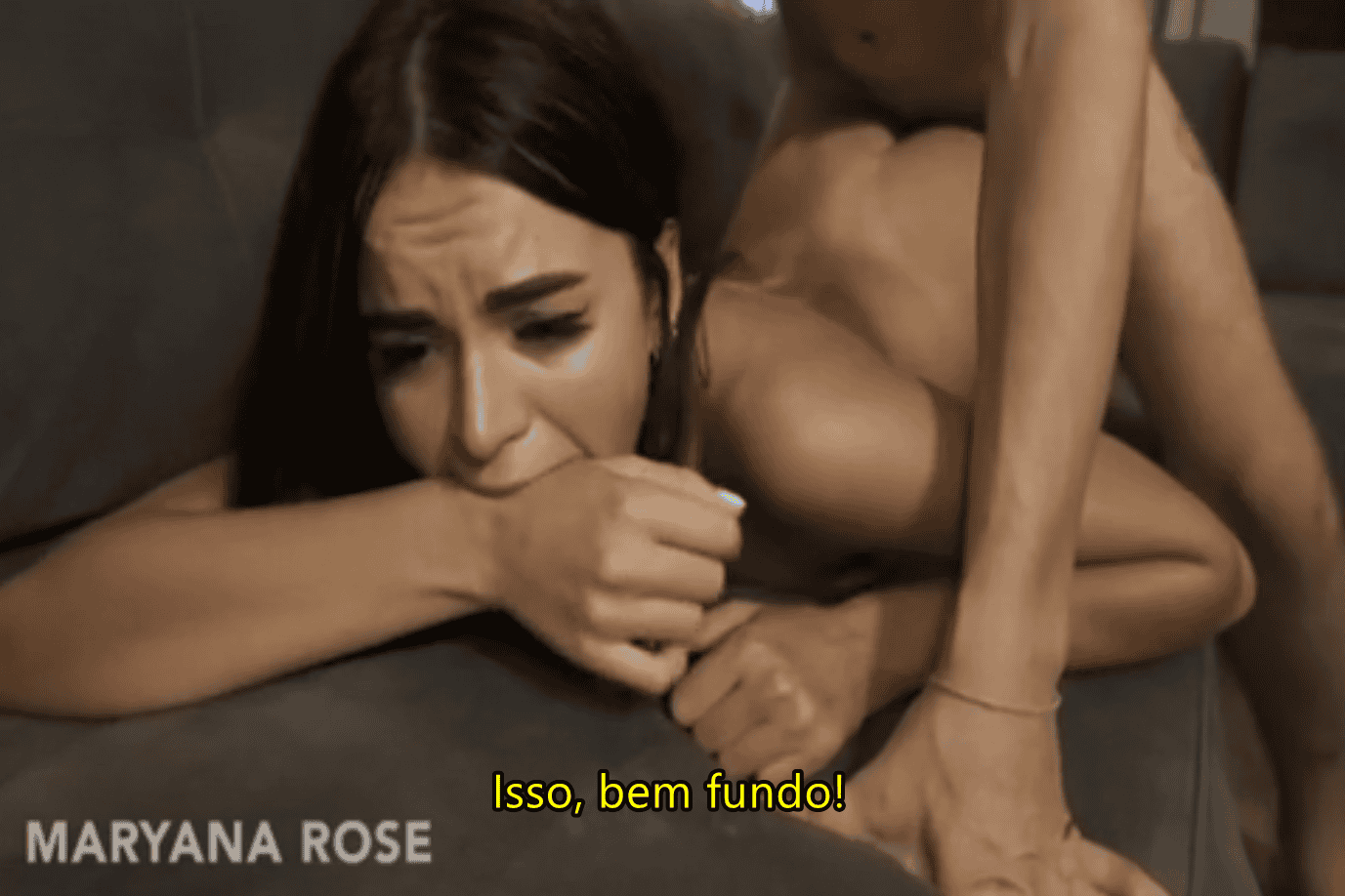 Sexo casual legendado amigo arrombando a amiga gostosa, enfiando o pau todo na bucetinha.