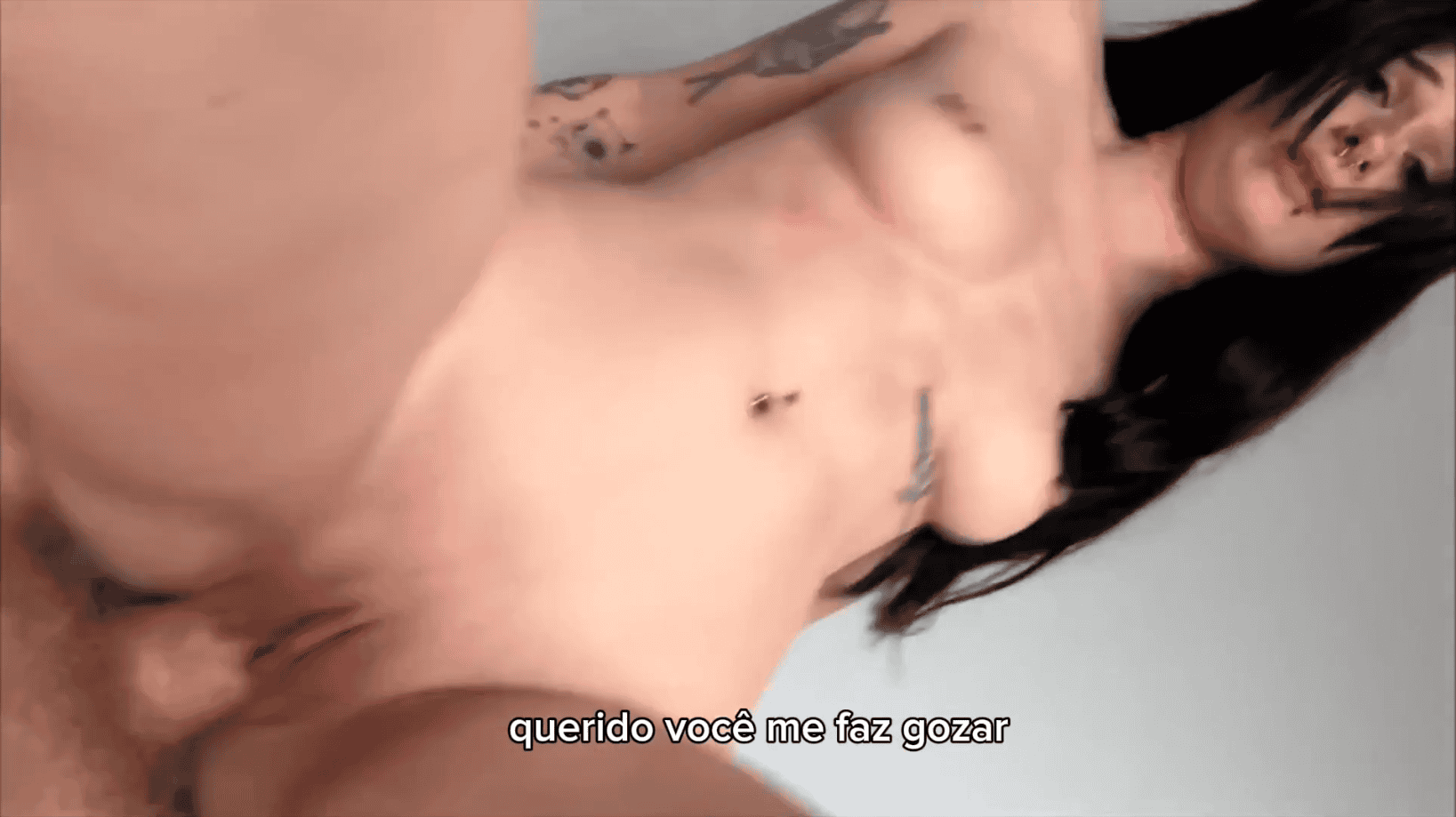 Sexo com ex namorada gótica que invadiu sua casa no pornô legenda, onde mandou ver sentando na pica.