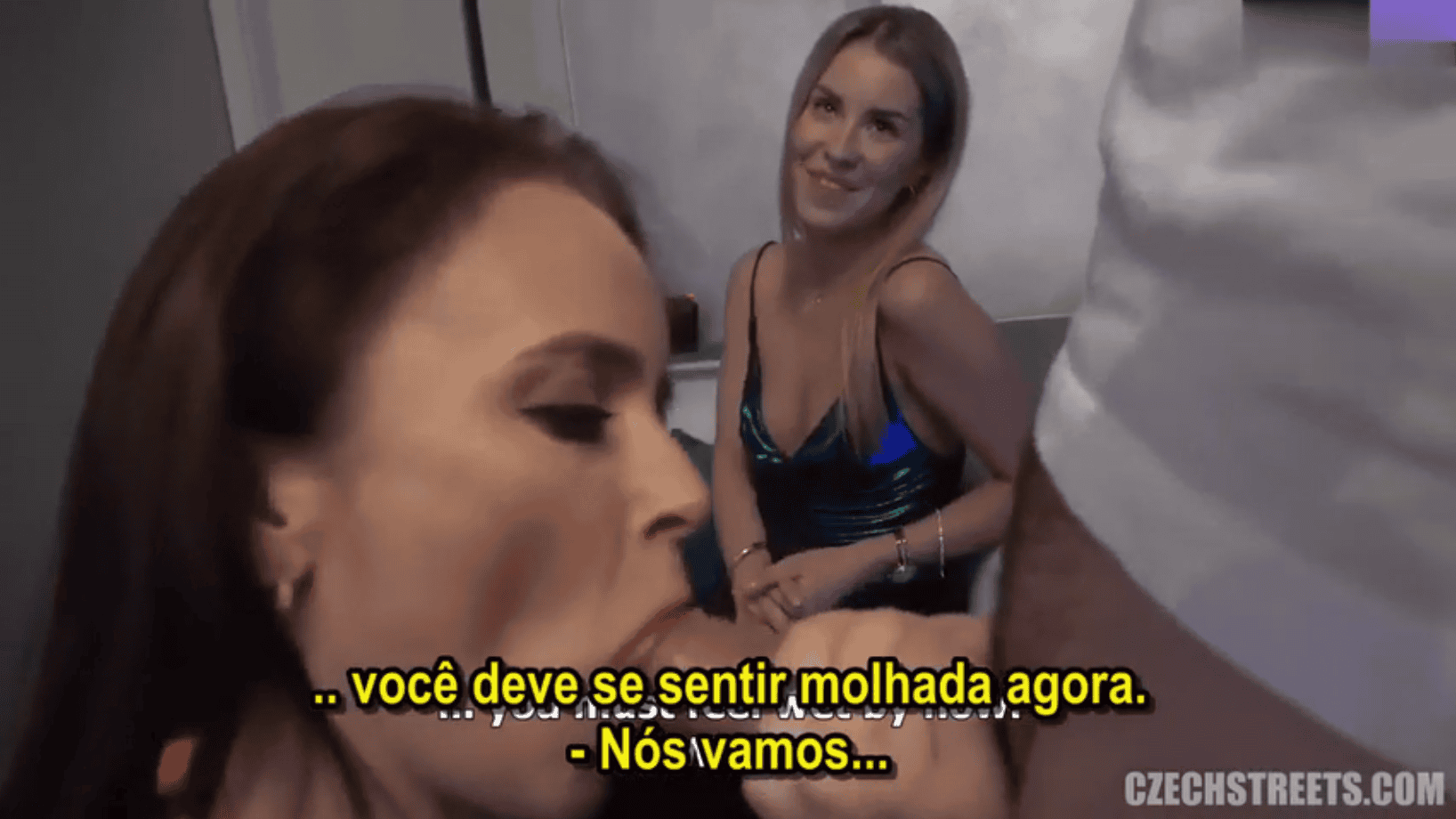 Sexo legendado grátis pagando para fuder a dona do puteiro e uma puta em um ménage gostoso demais.