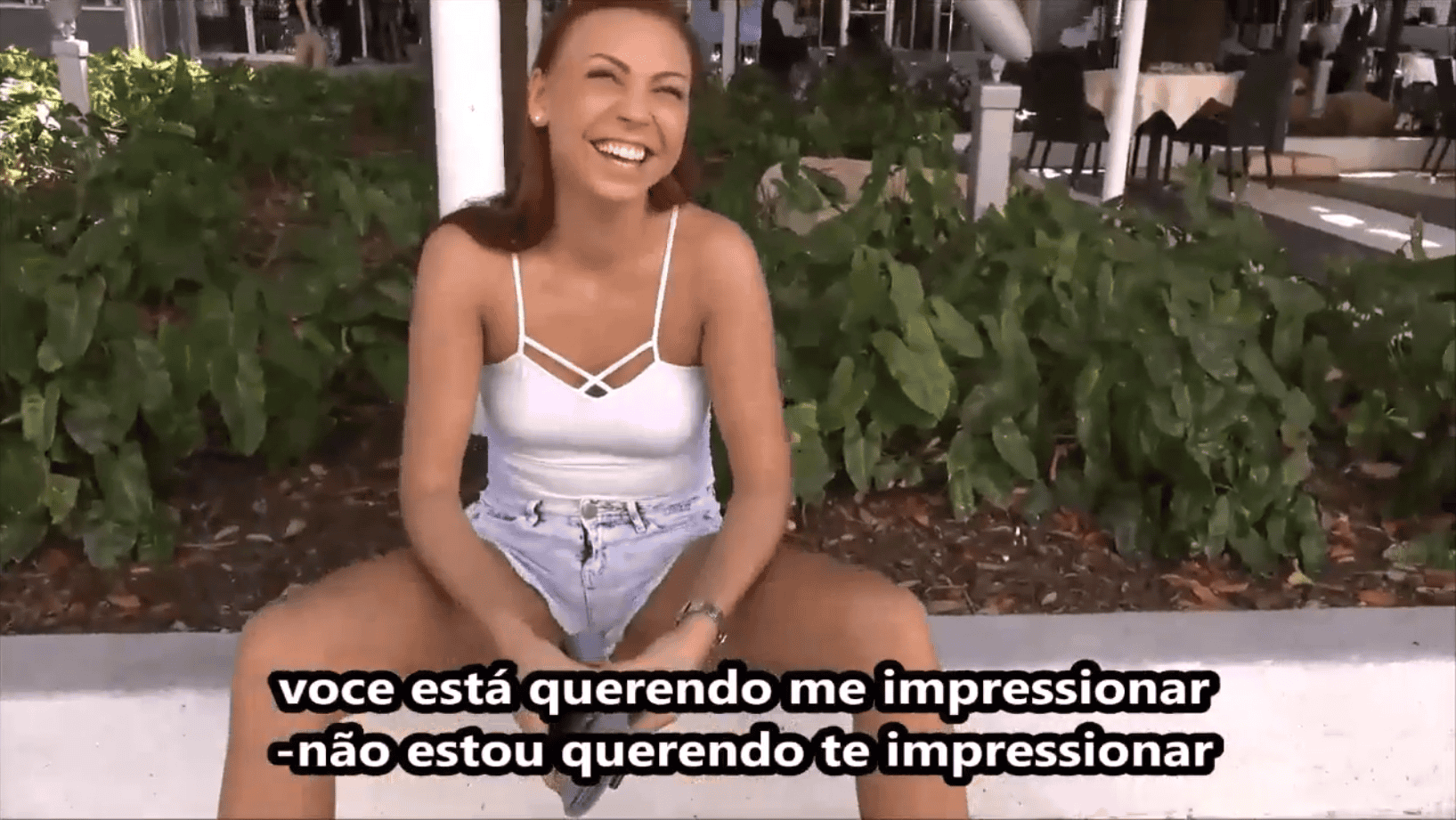 Sexocomlegenda pagando para fuder a turista gostosa que é dona de um sorriso lindo.