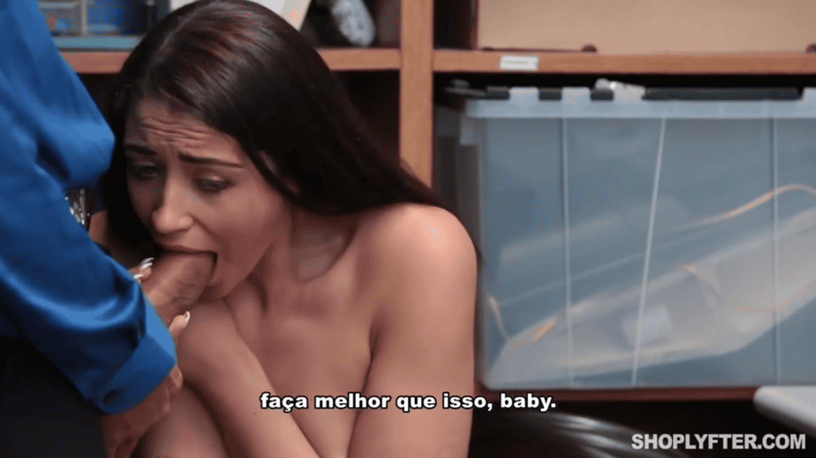 Shoplyfter legendado com novinha dando o cu e depois chupando o pau com gosto de bunda.
