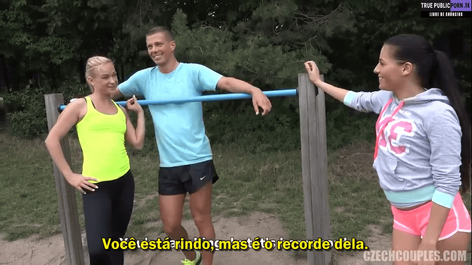 Troca de casal safada no parque no porn legendado com duas garotas muito lindas.