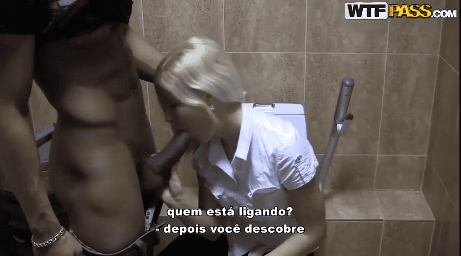 Casada dando para dois no banheiro do shopping nesse porn legenda mamando gostoso no banheiro.
