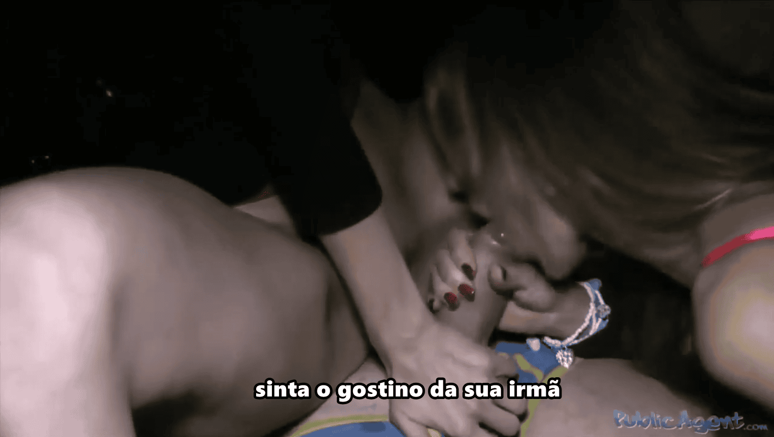 Mulher casada e sua irmã aceitaram dinheiro por sexo no pornôlegenda e gozaram gostoso no pau bem duro.