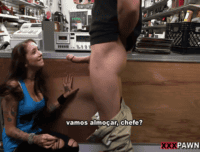 Pornocolegenda fudendo na loja de penhores em troca de dinheiro