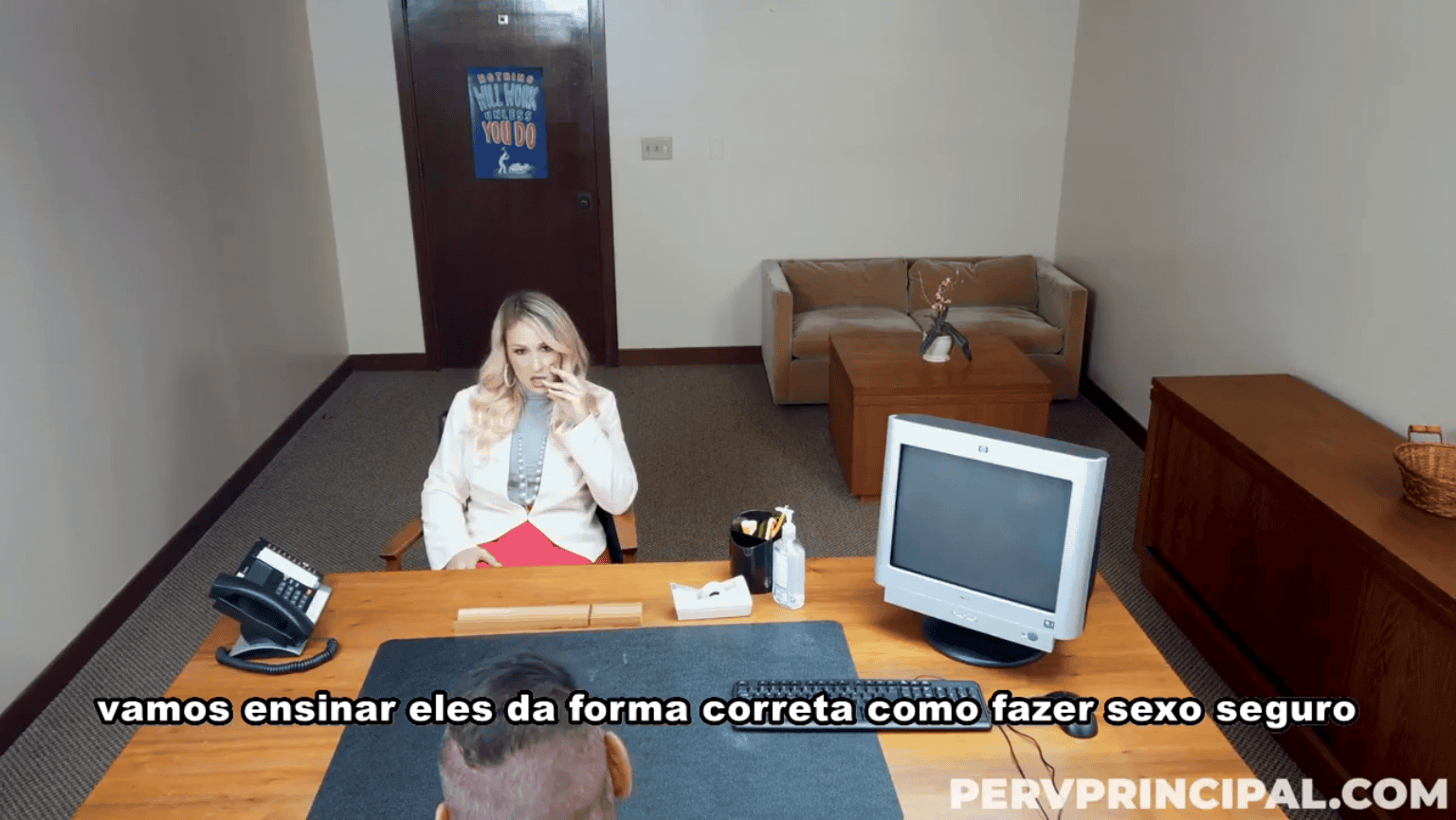 Pornoconlegenda casada fez teste para ser professora de educação sexual e gozou gostoso na pica do diretor.