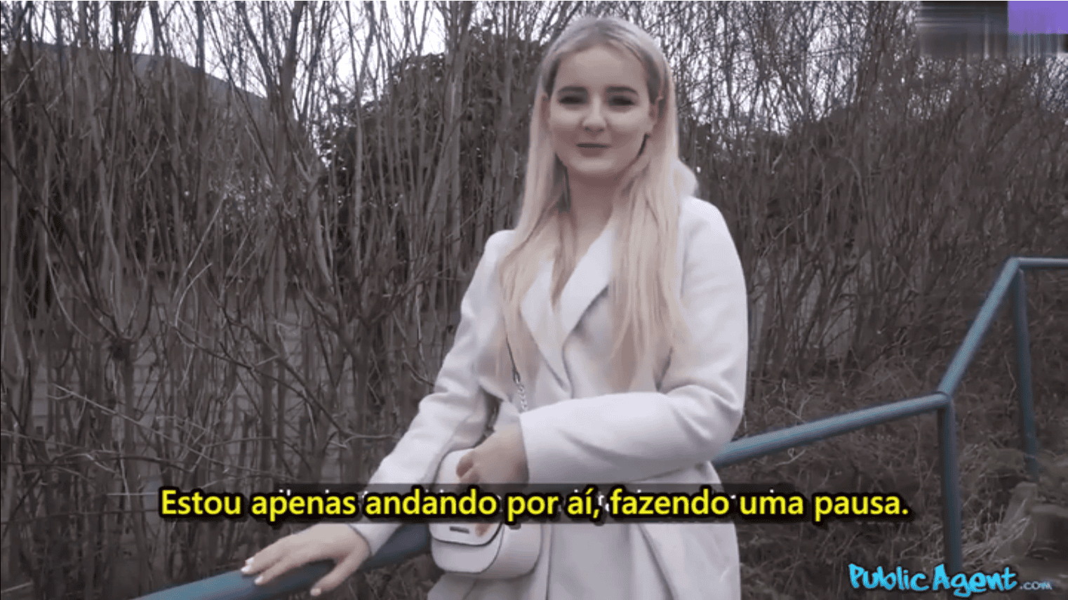 Pornografia legendada com turista sendo engana e fodida para valer e ficando com a xota toda arrombada.