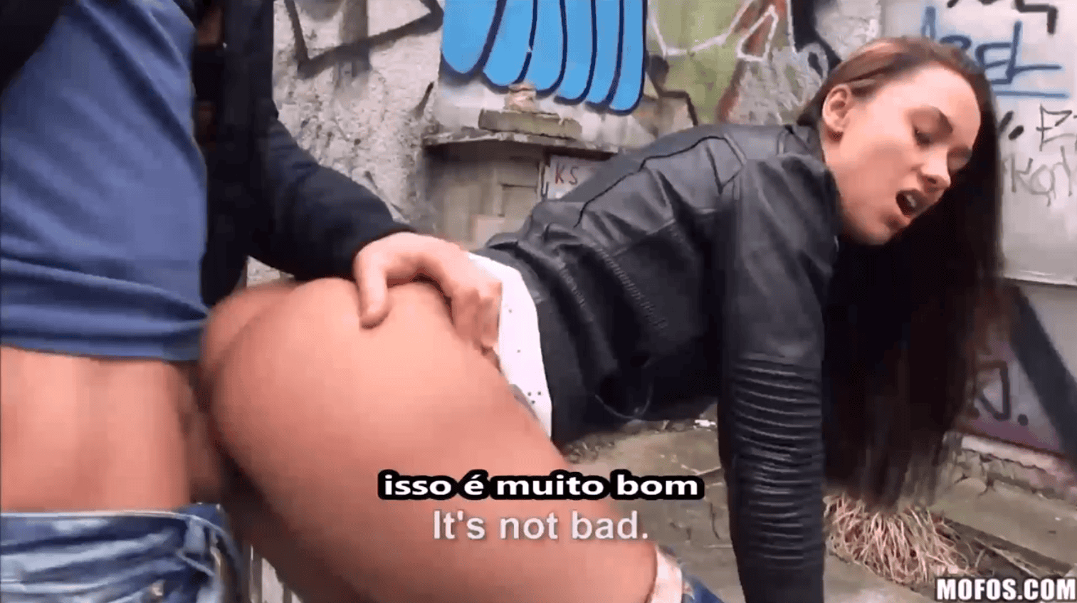 Sexo por dinheiro com legenda da novinha que adora engolir porra de homens que são bem dotados.