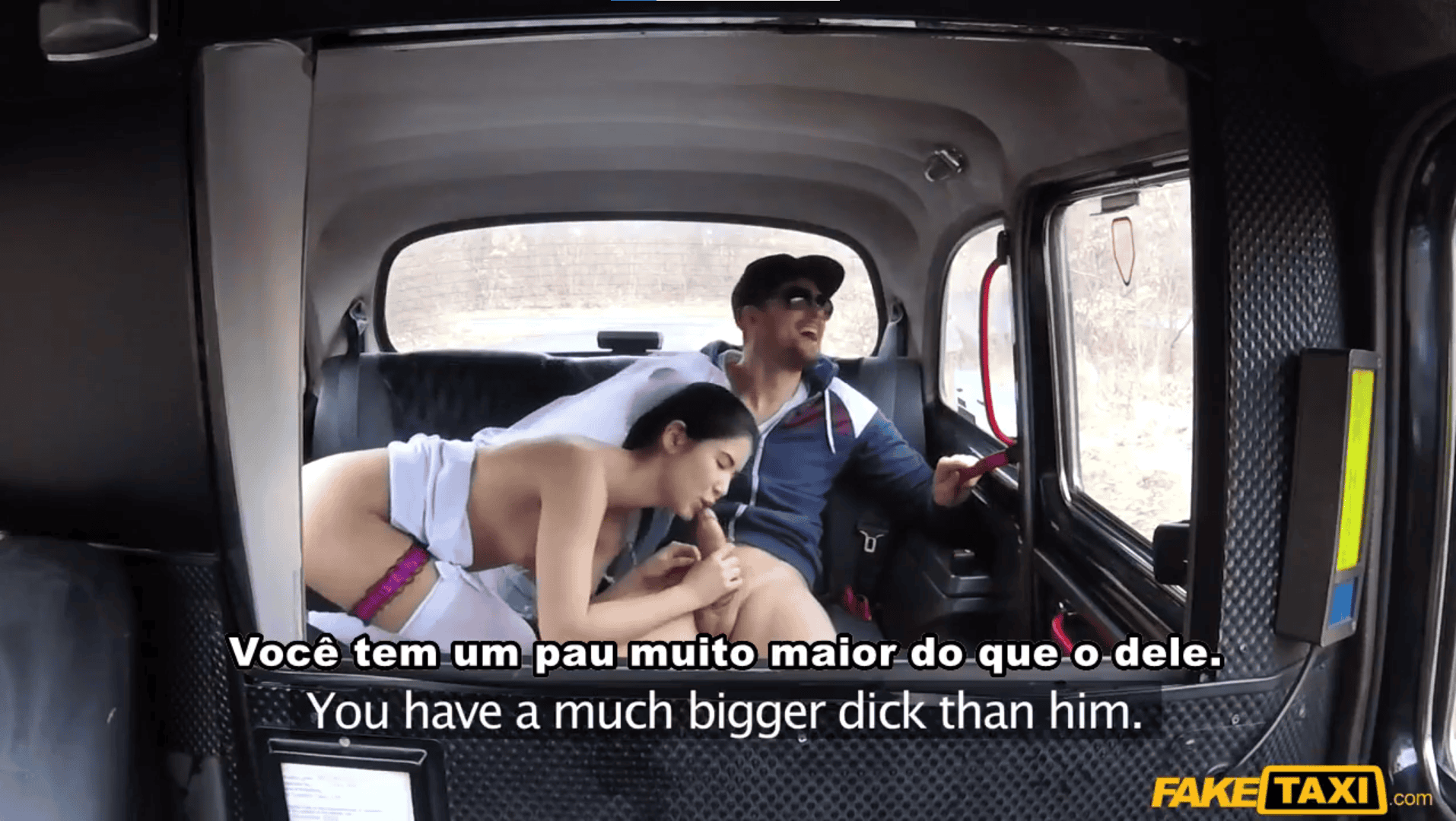 Sexocomlegenda noiva faz a despedida de solteira com o taxista que o coloca para mamar gostoso.