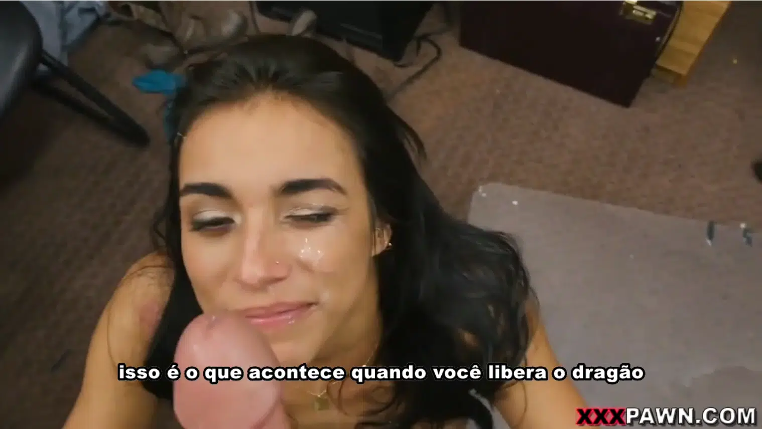 Site de sexo legendado com latina gostosa transando e levando uma gozada na cara toda.