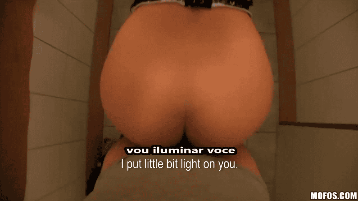 Estudante fudendo no banheiro da lanchonete em um pornôlegenda onde deixa macetar a buceta rosa.