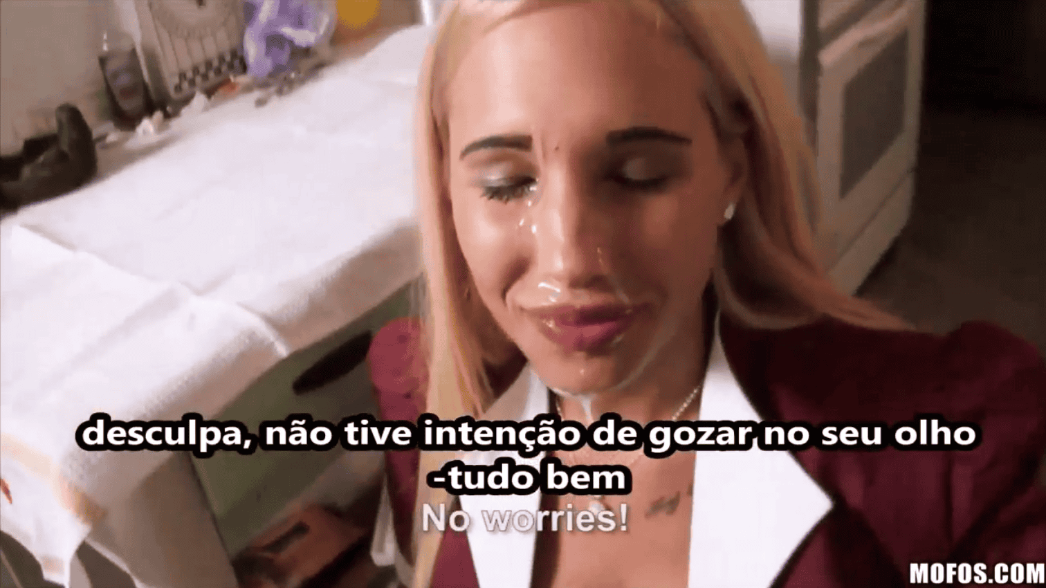 Fudendo gostoso a funcionaria do hotel nesse pornô com legenda, onde a gostosa adora sentir o pau duro entrando todo com força.