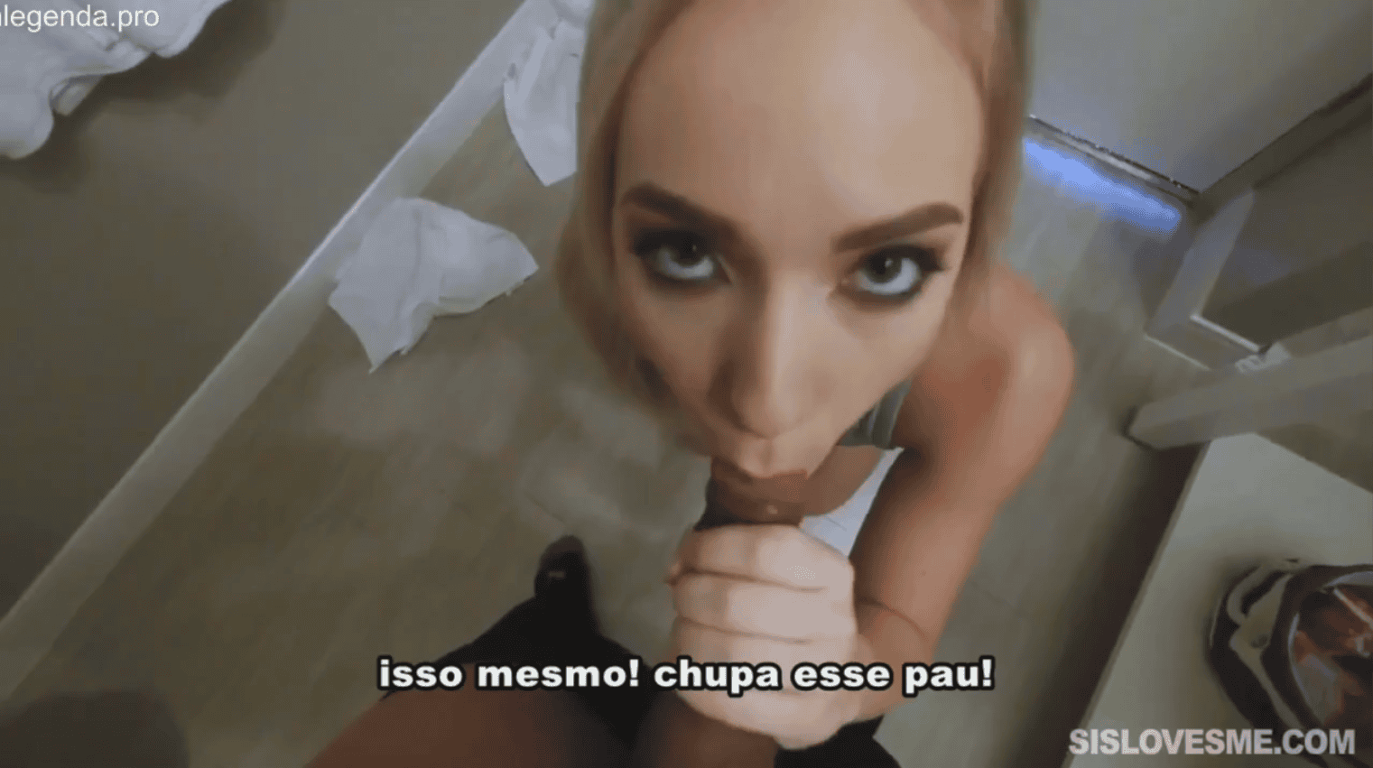 A novinha fez o pau duro do irmão ficar duro em sua boca.