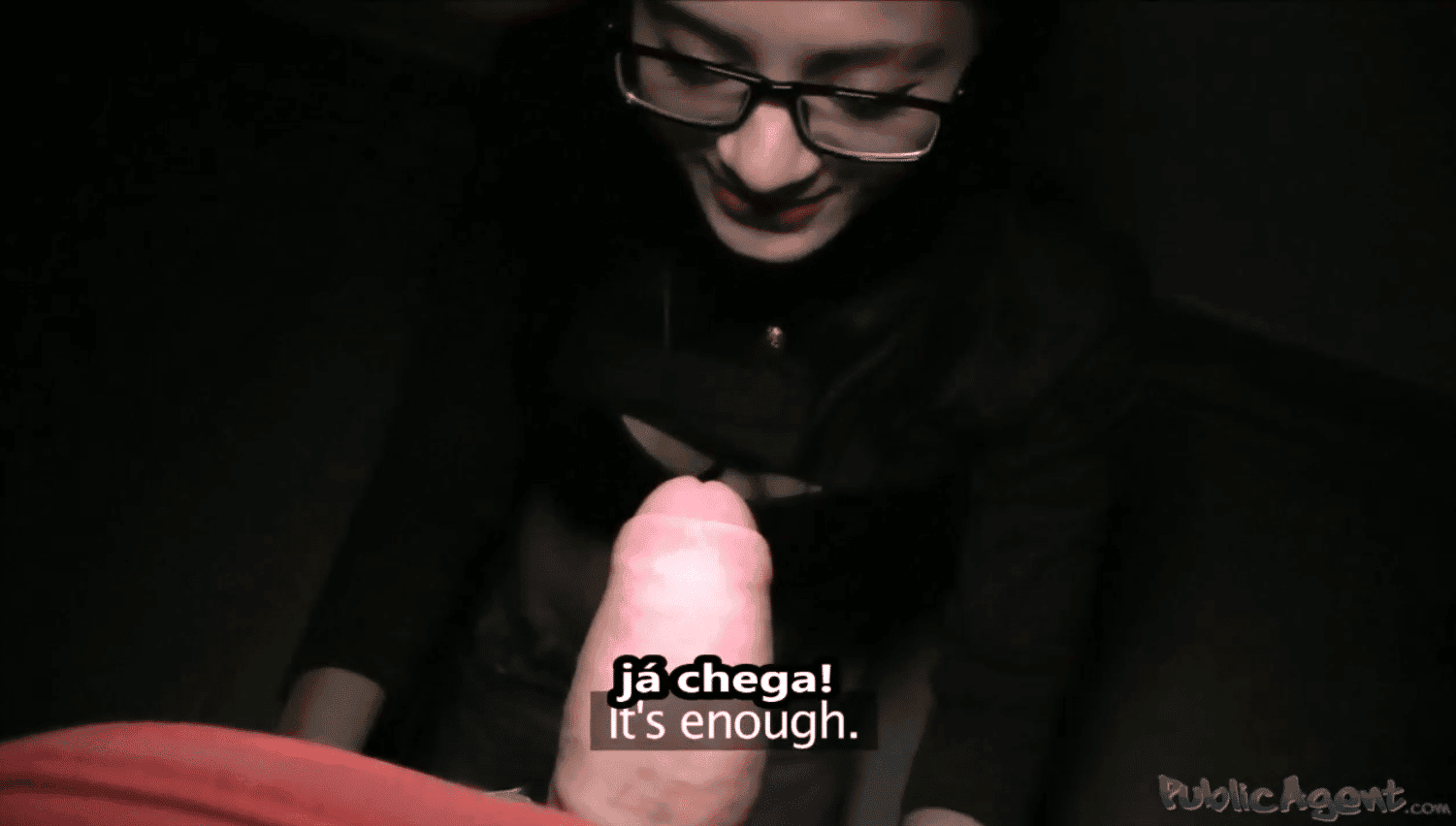 Legendado sexo com nerd gostosa traindo o namorado, mamando no pau do falso agente de modelos.